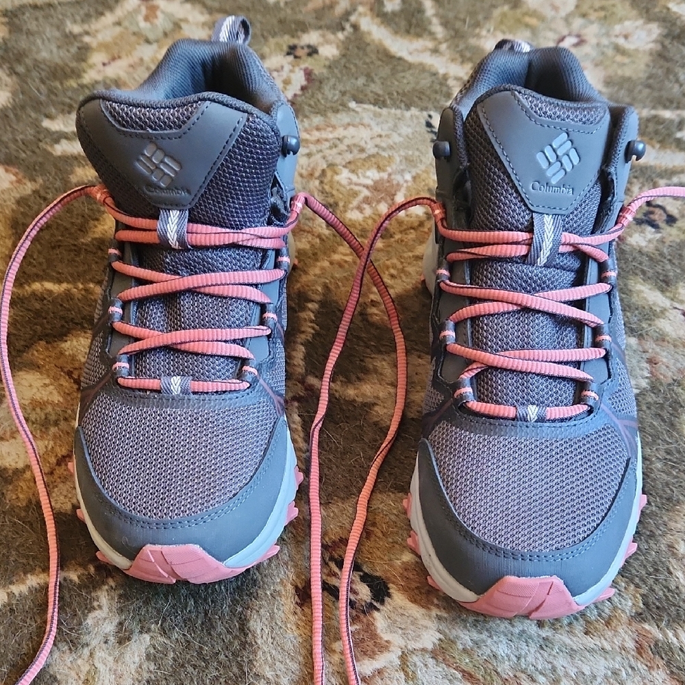 Columbia Kneakers in Gray and Pink